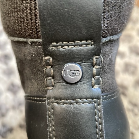 Ugg women’s Redwood booties charcoal grey color with stacked heel - Picture 4 of 7